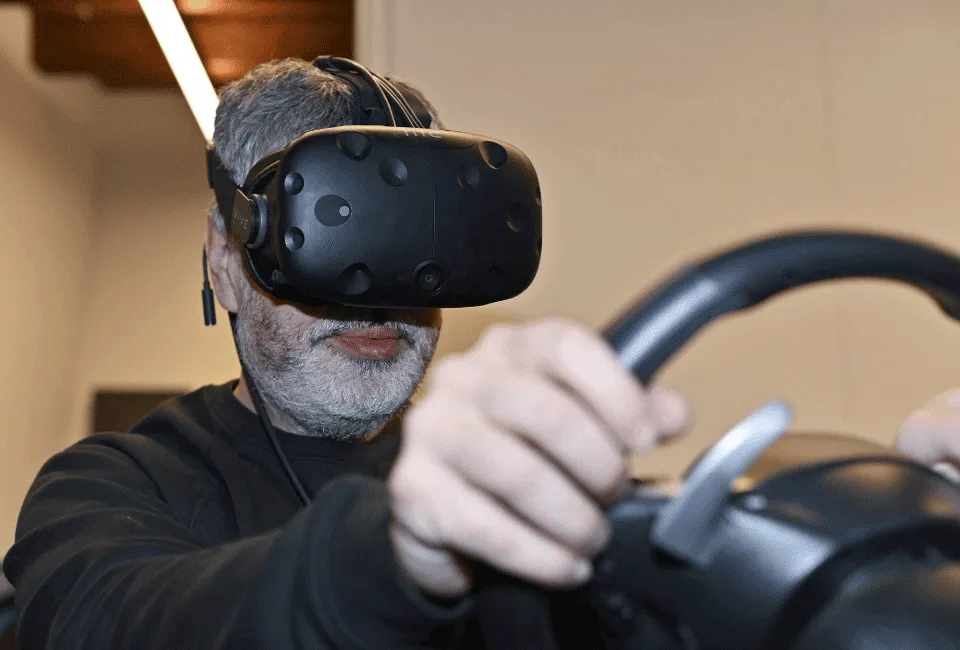 Un utilisateur du casque de réalité virtuelle au centre Activate Balance